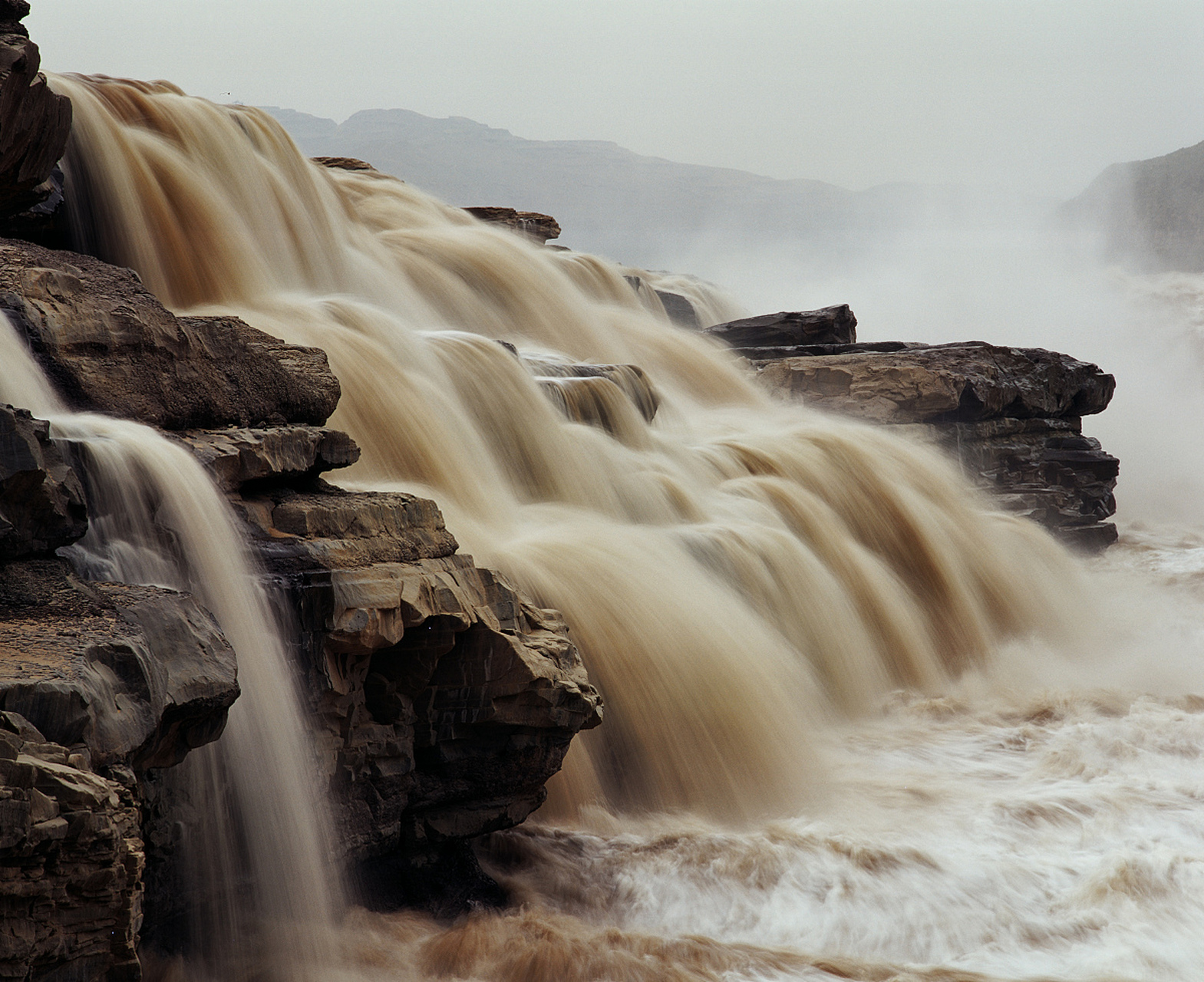 每年的不同季节,黄河壶口瀑布都有着不同的美景,但是最佳旅游时间还是