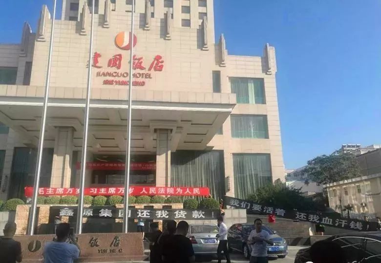 运城:建国饭店门口聚集了这么多人,咋回事?