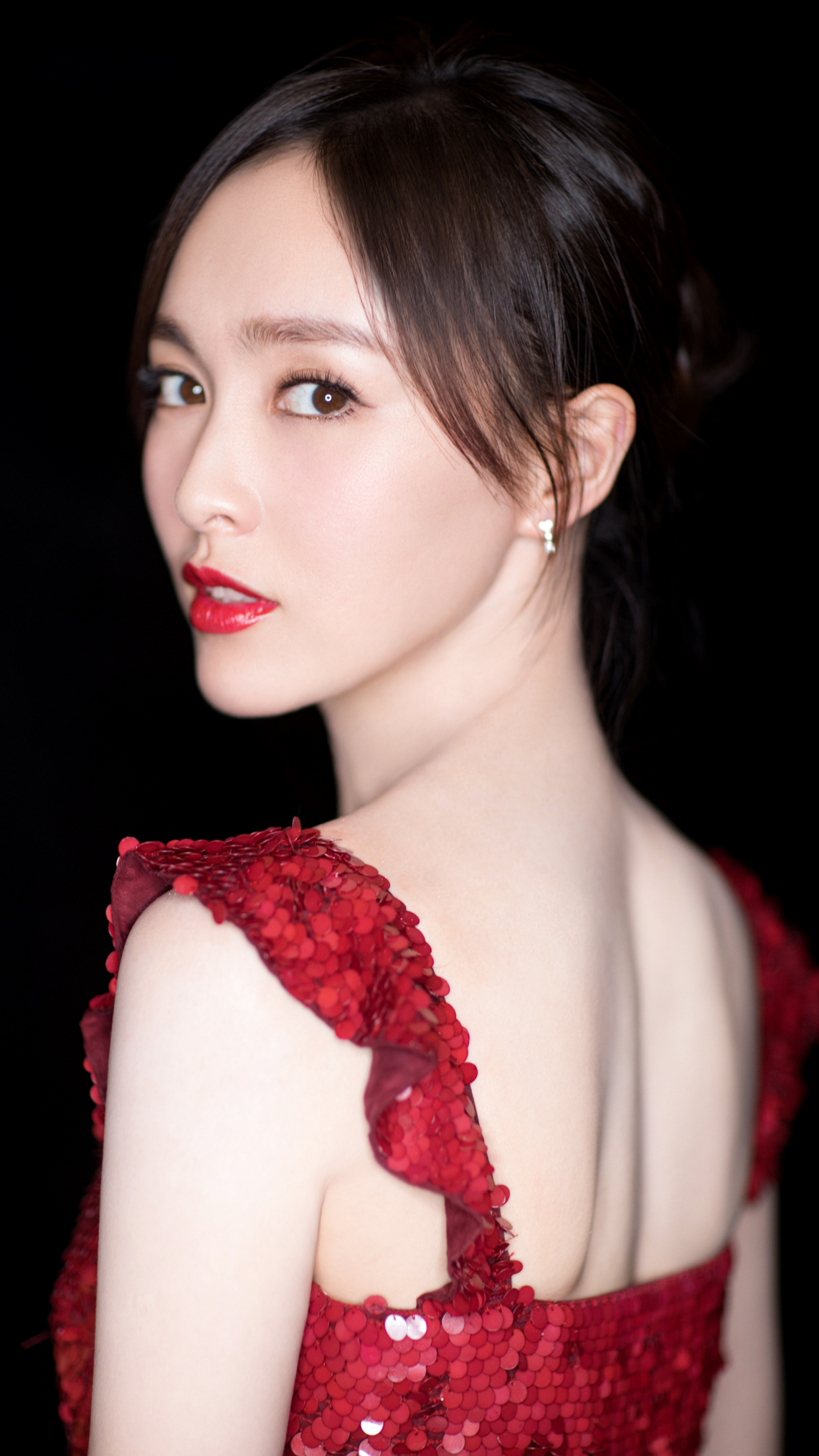 唐嫣侧面壁纸:美背线条优美,眼神妩媚撩人