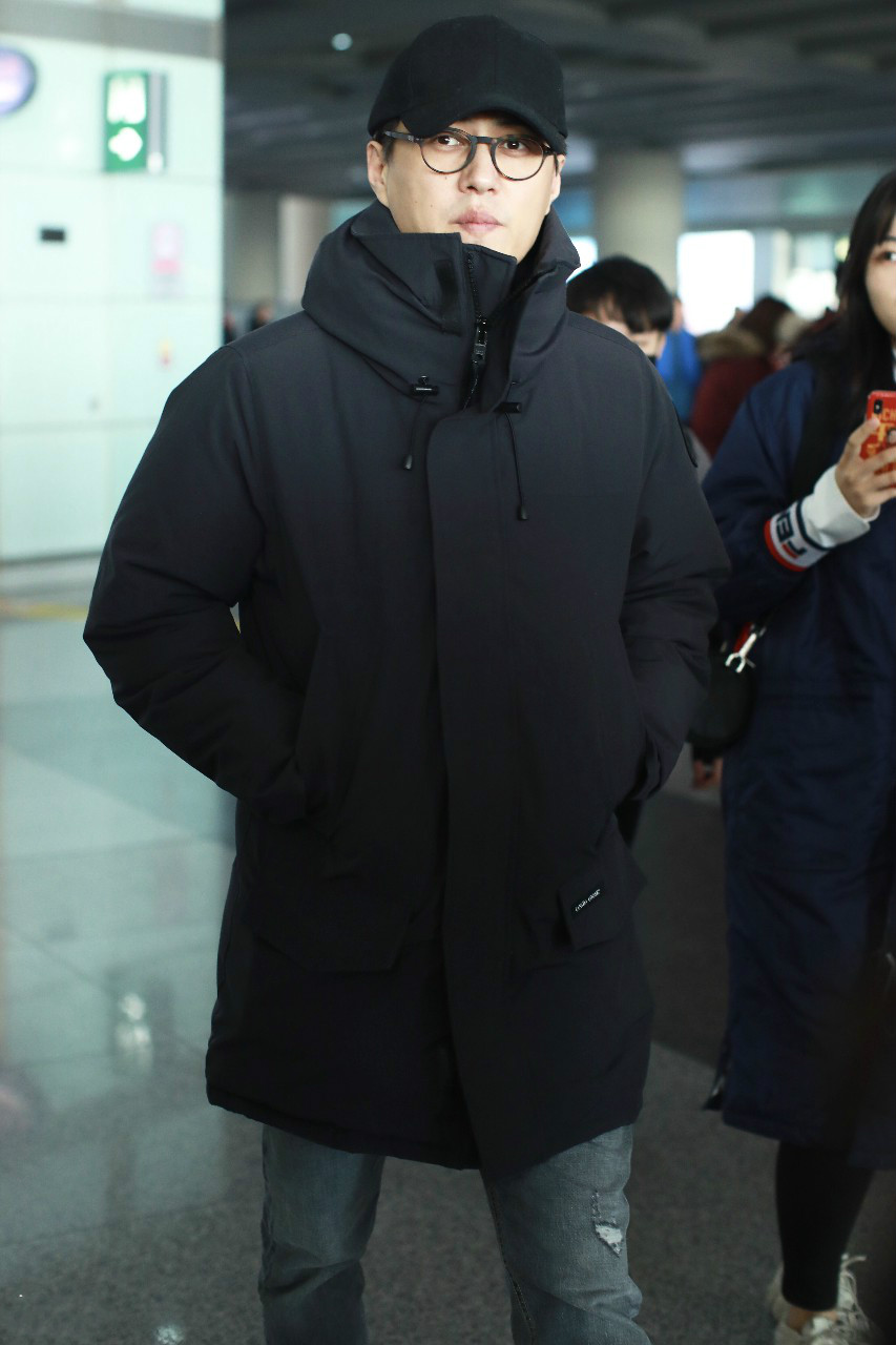 靳东戴棒球帽和眼镜穿黑色外套现身机场,把双手放在衣服口袋里