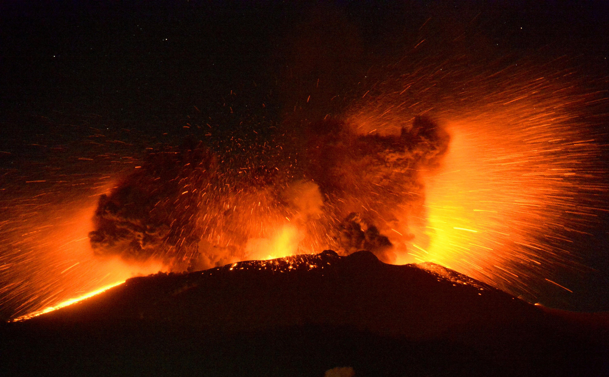 日本新燃岳火山再度喷发 烟尘最高达4500米