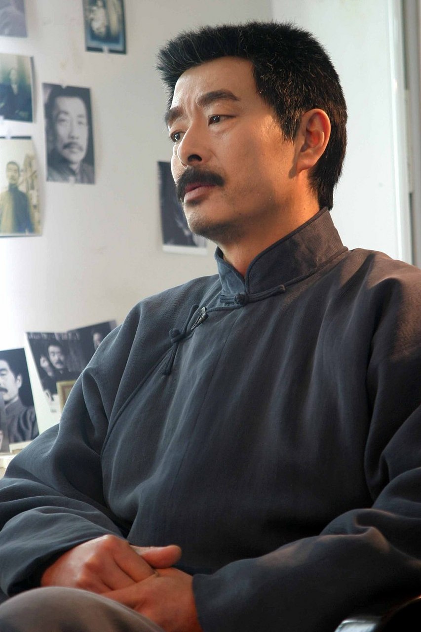 虽然我们不想这样,但是一双无形的大手一步一步的将我们推向他们