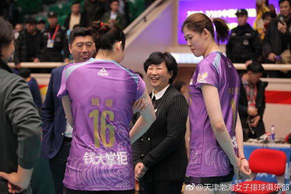 温馨!排管中心主任李全强与天津女排三位主将亲切交流