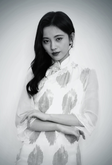 《幻乐之城》再曝鞠婧祎复古照,穿旗袍的小姐姐,惊艳了时光!