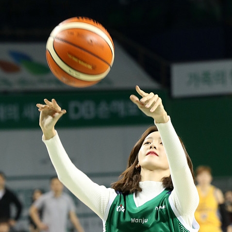 韩国林允儿携女团,化身篮球宝贝助阵职业比赛,激情表演活力四射