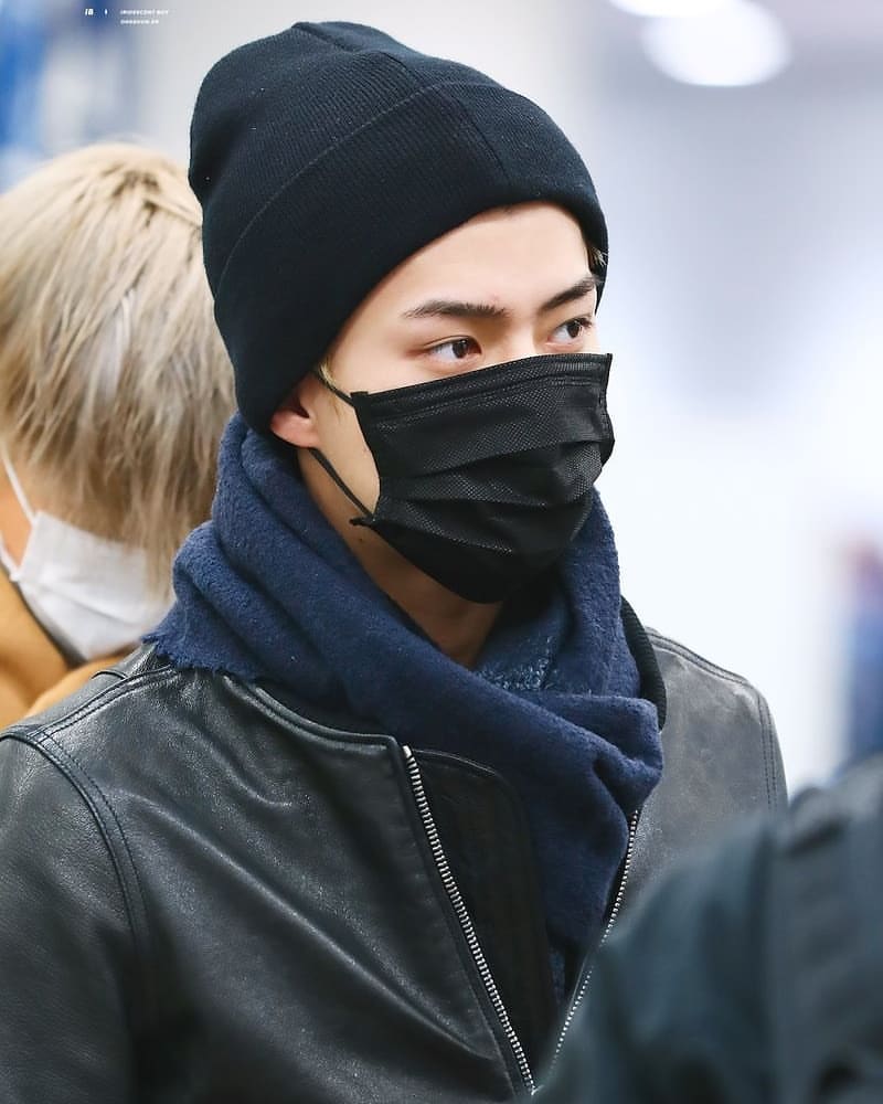 吴世勋机场生图:戴着口罩也挡不住帅气