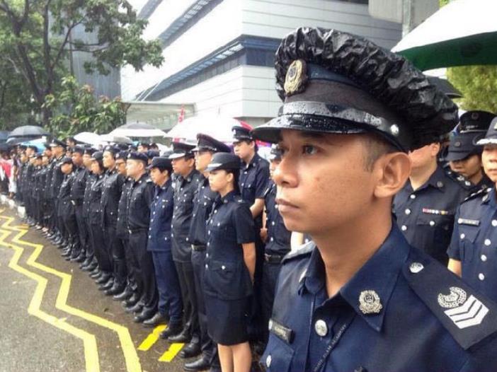 两中国女子在新加坡被抓,在警察局遭警官性侵,警官被判处鞭刑