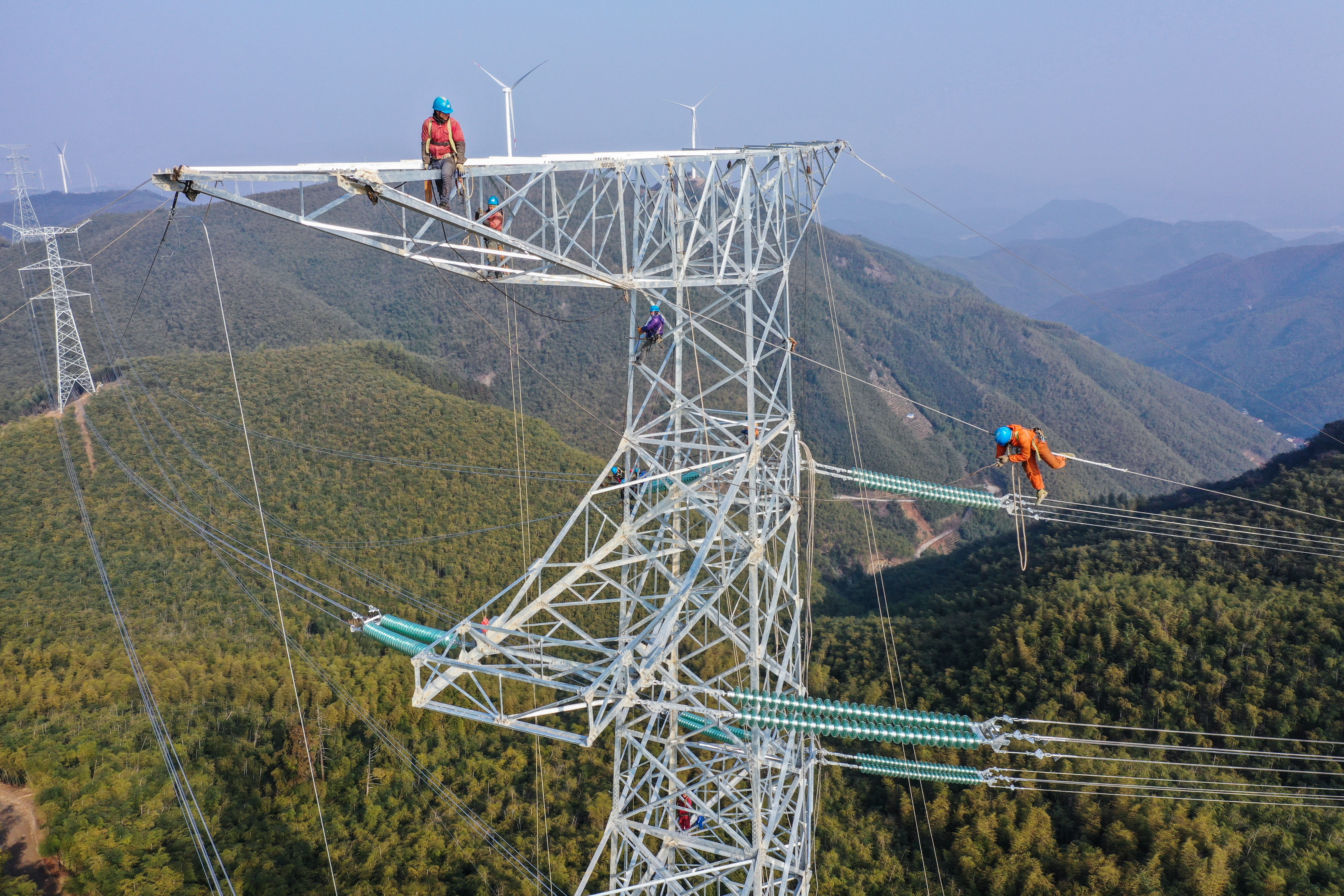 浙江湖州:高压线路抗冰改造工程保障节日用电(1)