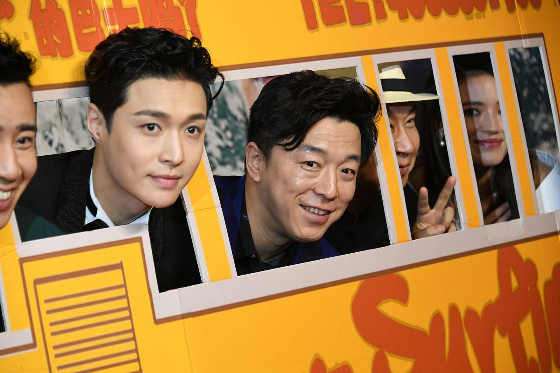 近日,张艺兴在黄渤的47岁生日时,特地在凌晨发文为其庆生,还晒出了