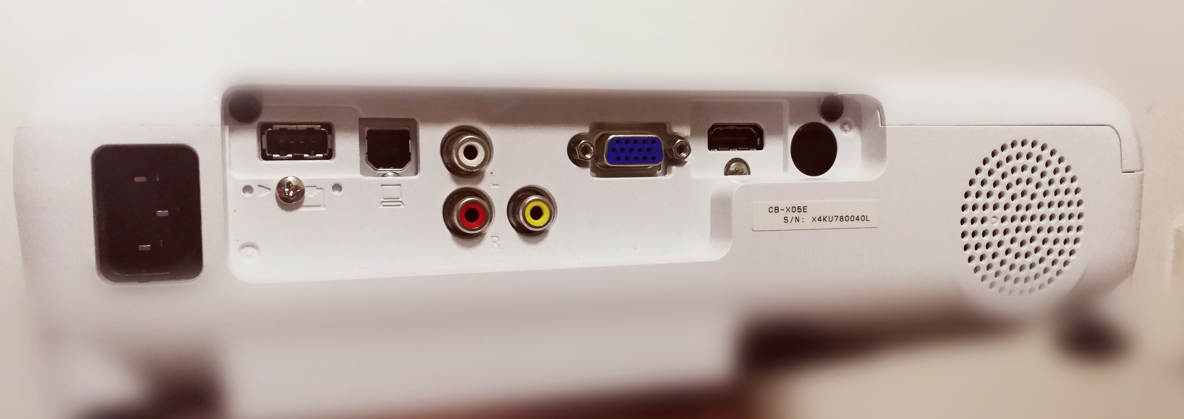 爱普生cb-x05商务投影机评测:高清,轻巧,易维护