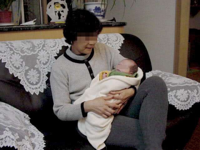 妈妈出差半个月,回来发现宝宝和自己不亲了,现实有点扎心!