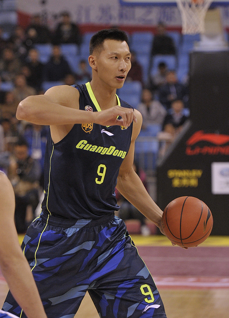 易建联正式告别篮球职业生涯# 29日深夜,中国男篮的巨星易建联通过