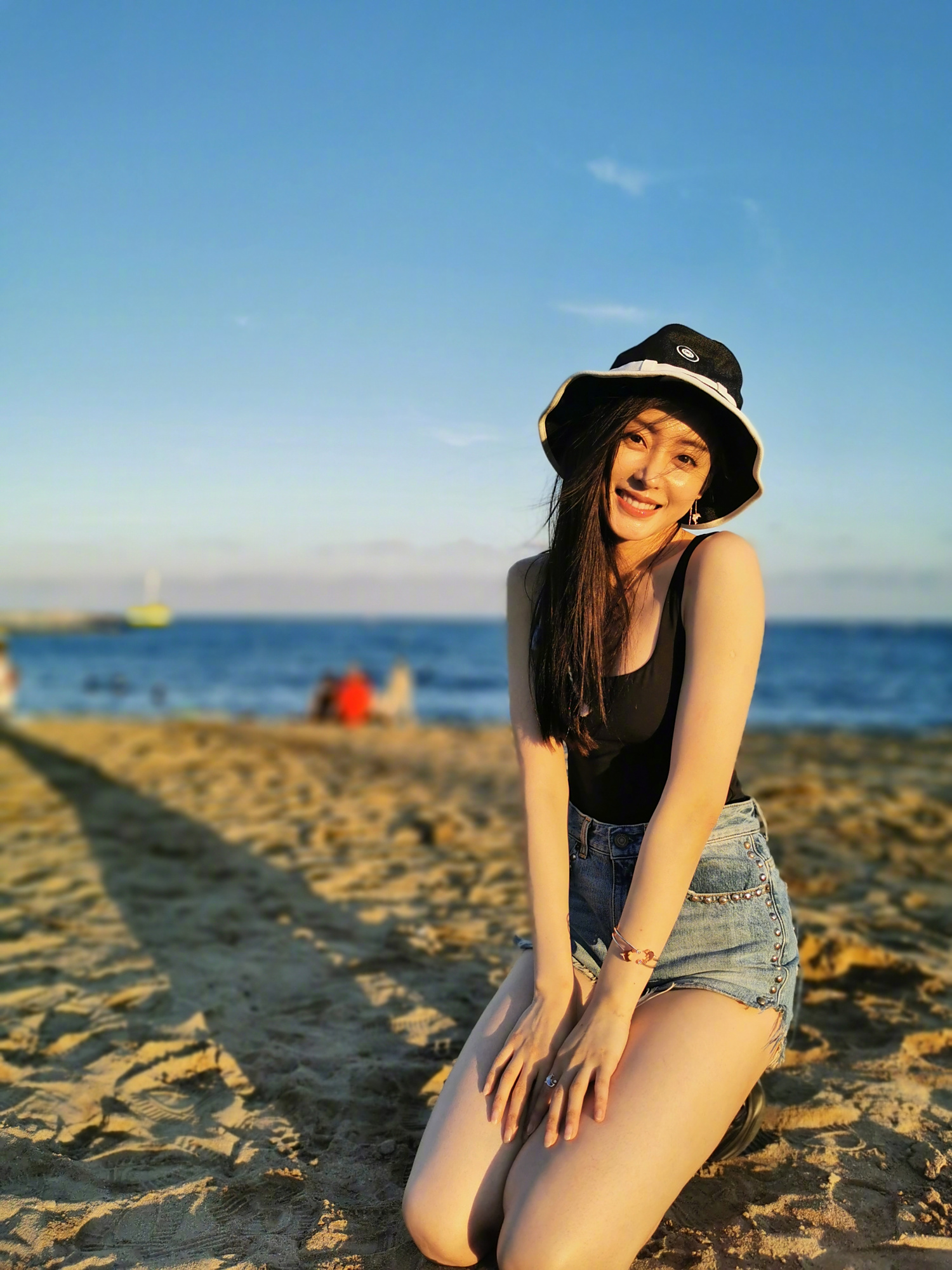 西装泳衣你见过吗?张天爱竟可以穿出飒爽英姿,真的超吸睛