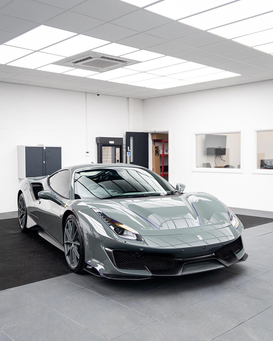 法拉利488 pista实拍,428.8万换来百公里2.85秒,没有中控屏差评