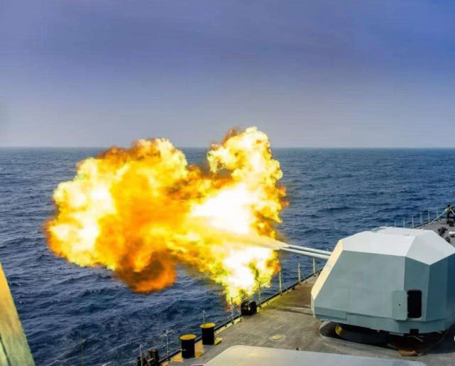 我国现役驱逐舰主炮开火集锦,从仿制到自研真不易,055最霸气