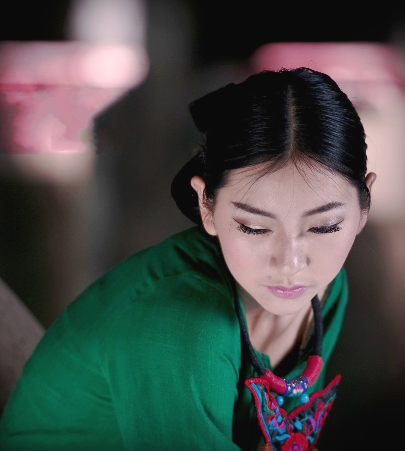 一个依偎在地窖酒坛边的民族美女