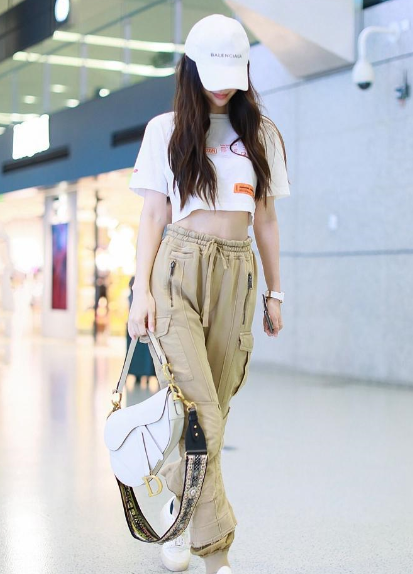 有种"炫腹"叫杨颖穿露脐装,镜头拉近看到肚子:再也不羡慕你瘦