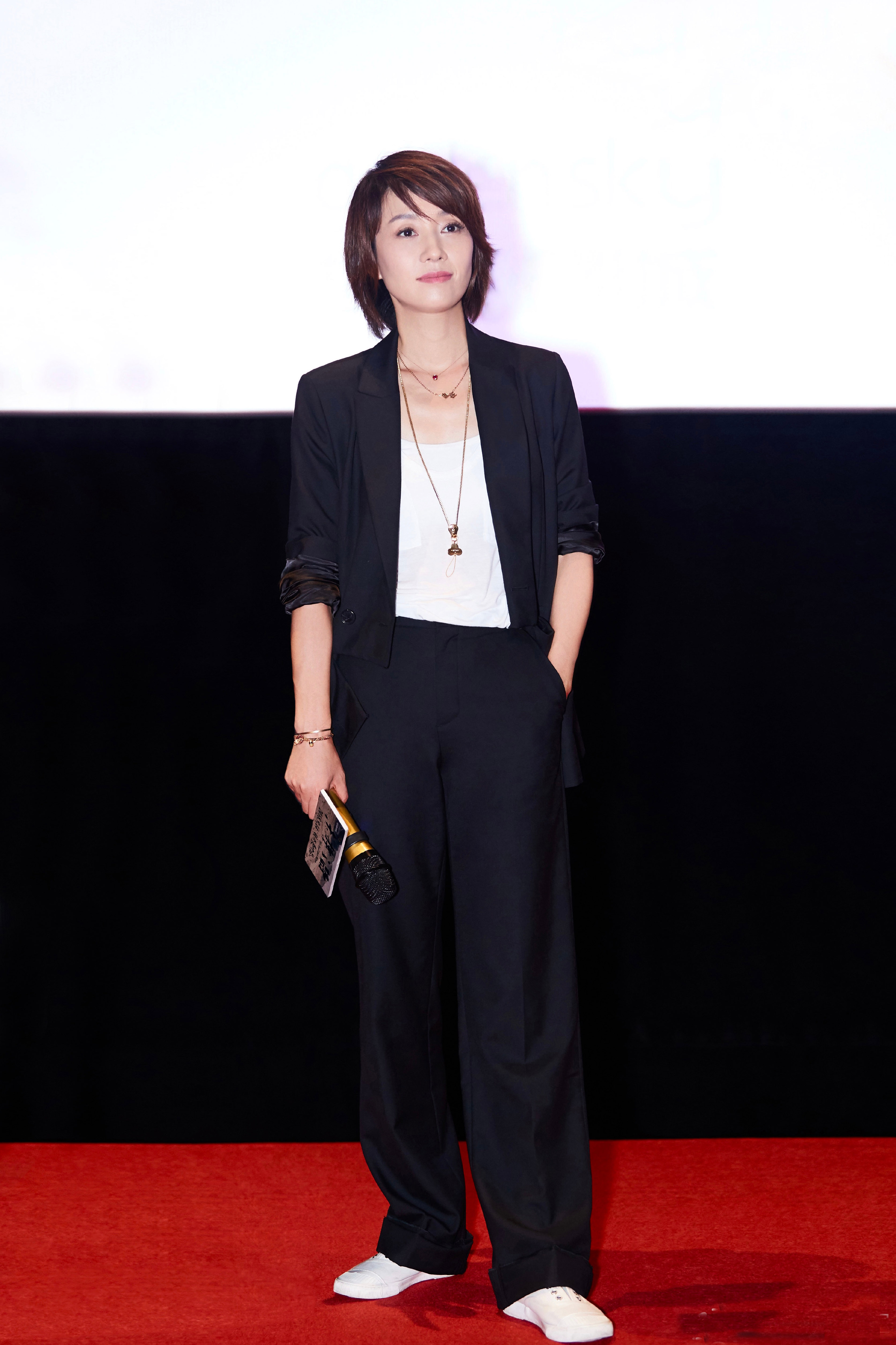 一段时间没见,马伊琍又变美了!西装造型帅气利落,文章捡到宝了