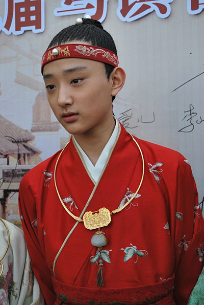 东北大长腿于小彤参加运动会,预赛射箭三把29环,网友:厉害了!