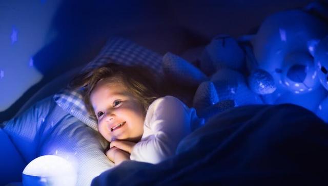 晚上关灯孩子不敢睡觉,有了这两个物品,孩子不怕黑,整夜安睡
