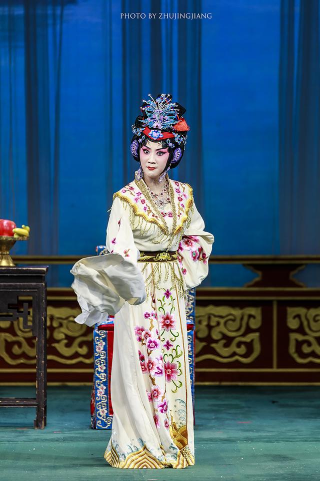 王岳凌主演京剧《王熙凤大闹宁国府》