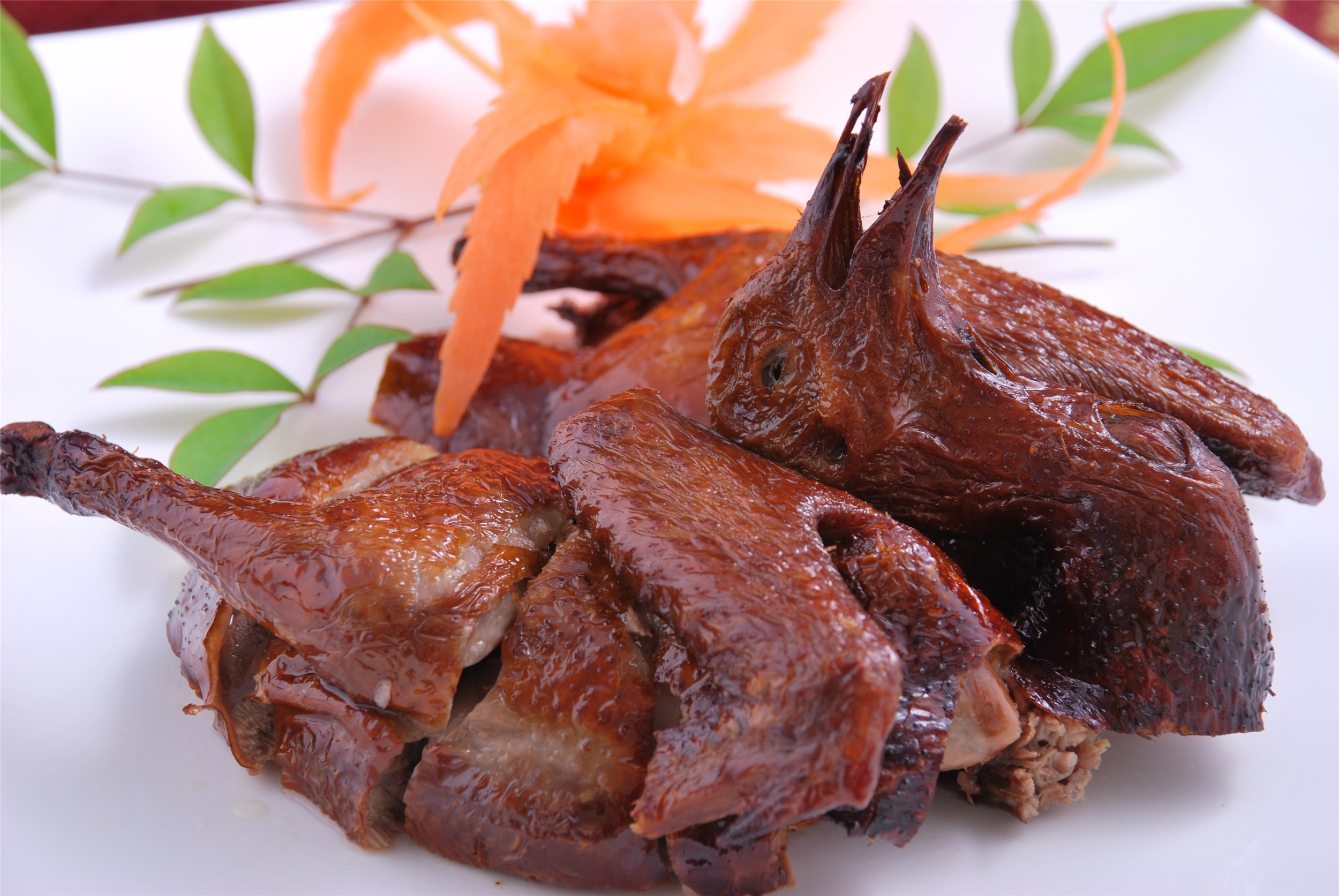 脆皮烧乳鸽:一整只乳鸽,又香又脆,爽朗上口,回味无穷.