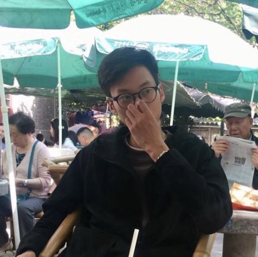 城事丨刘思杰:他笑起来就像初几头的月亮,宛如涓流的温柔