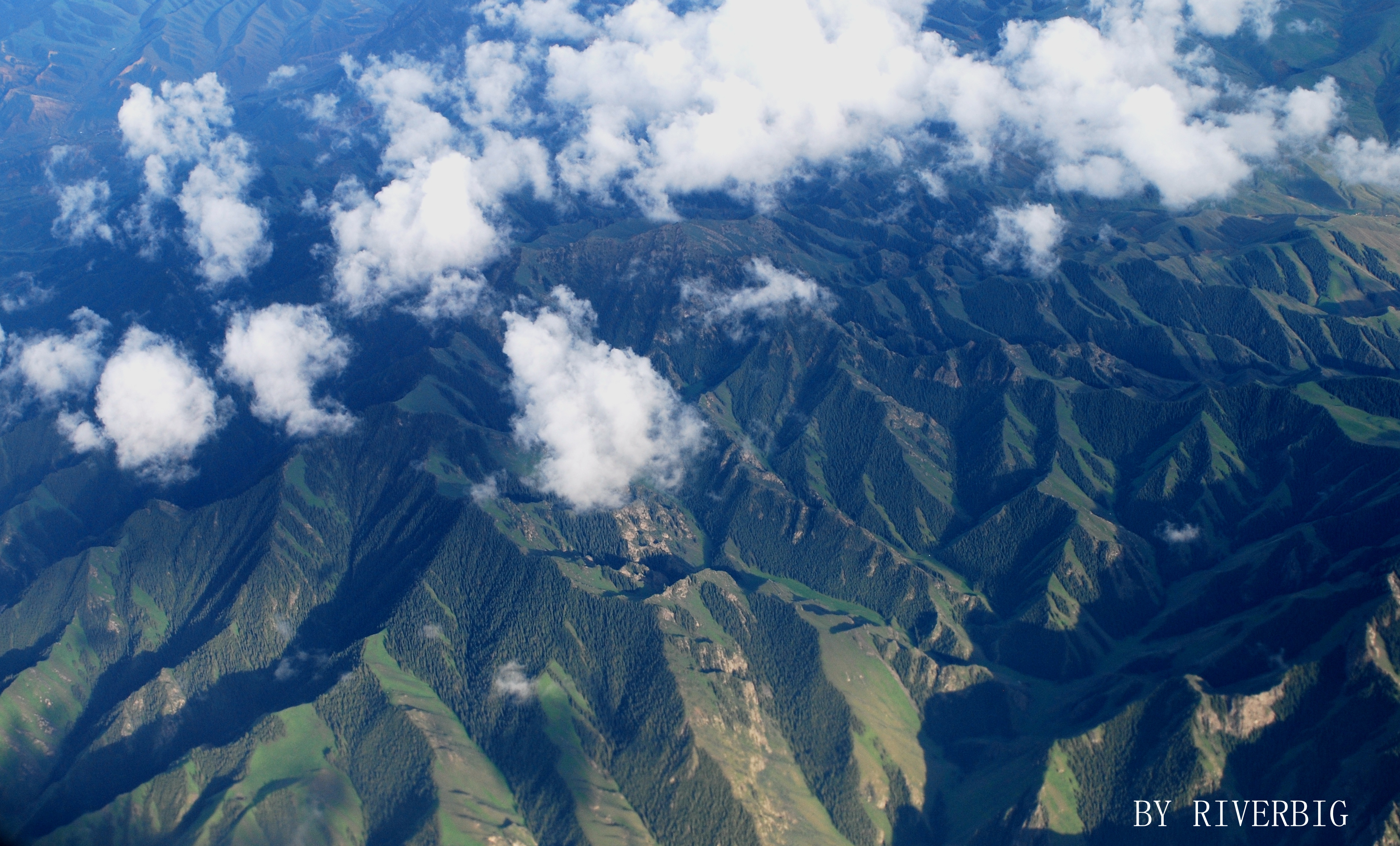 云下天山——奇异壮阔的褶皱之美