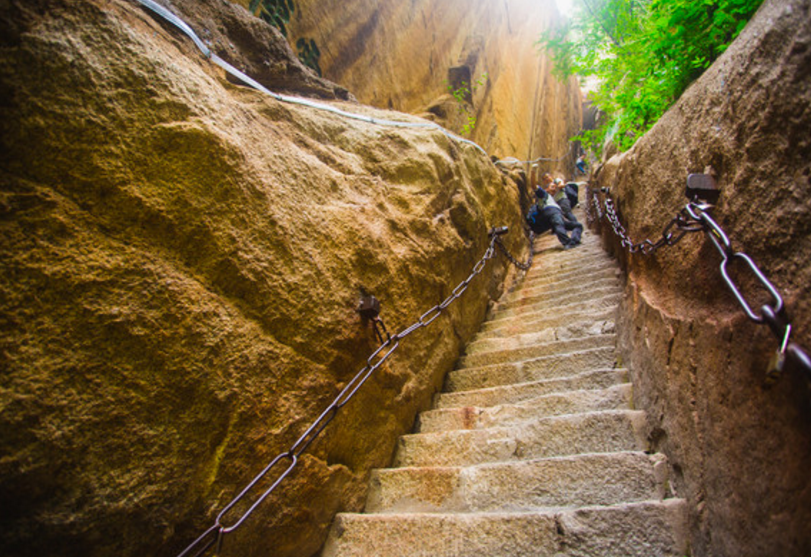 千尺幢,这是一条峭壁上的大裂缝,陷在两旁的巨石