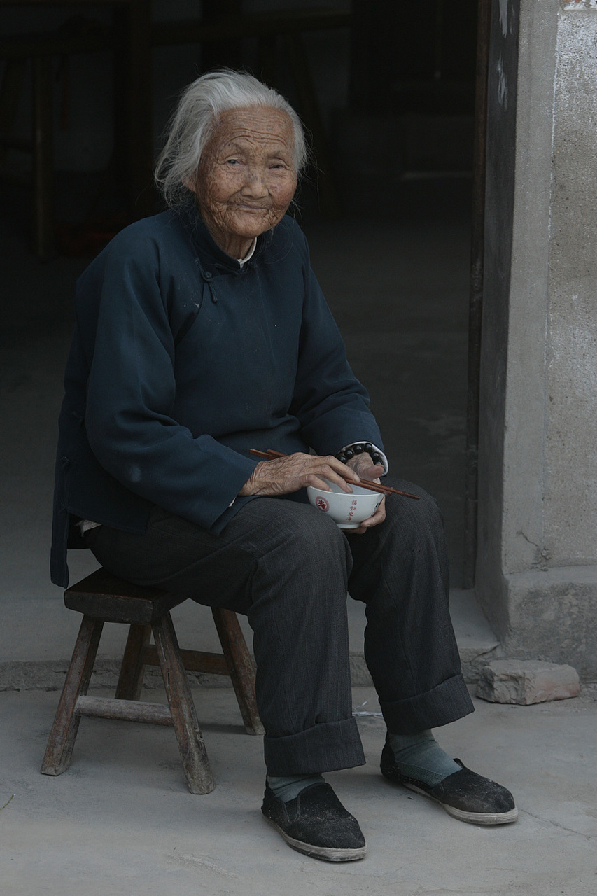 村里的男女老少都来了,但是我却看见,公公的妈妈拿个碗站在院墙外不敢