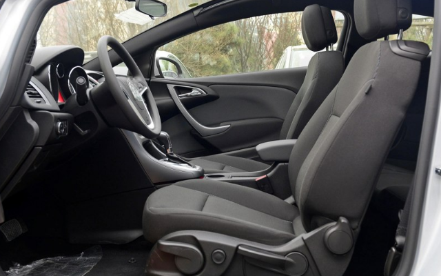 欧宝-雅特内饰大气,车身动感,座椅舒适