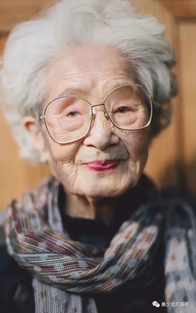 撒娇蹦迪撸串样样精通,钟爱快乐肥宅水,99岁老人被孙女宠成少女