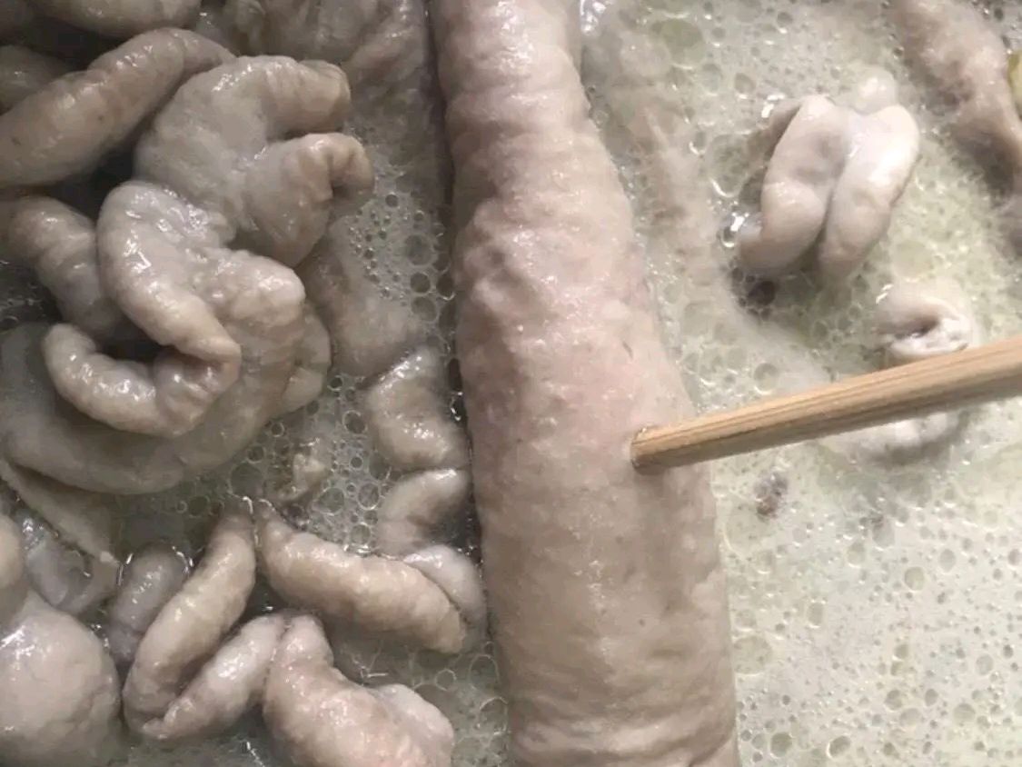 猪大肠好吃难洗十分困扰!婆婆教我一招,洗完腥臭味彻底干净
