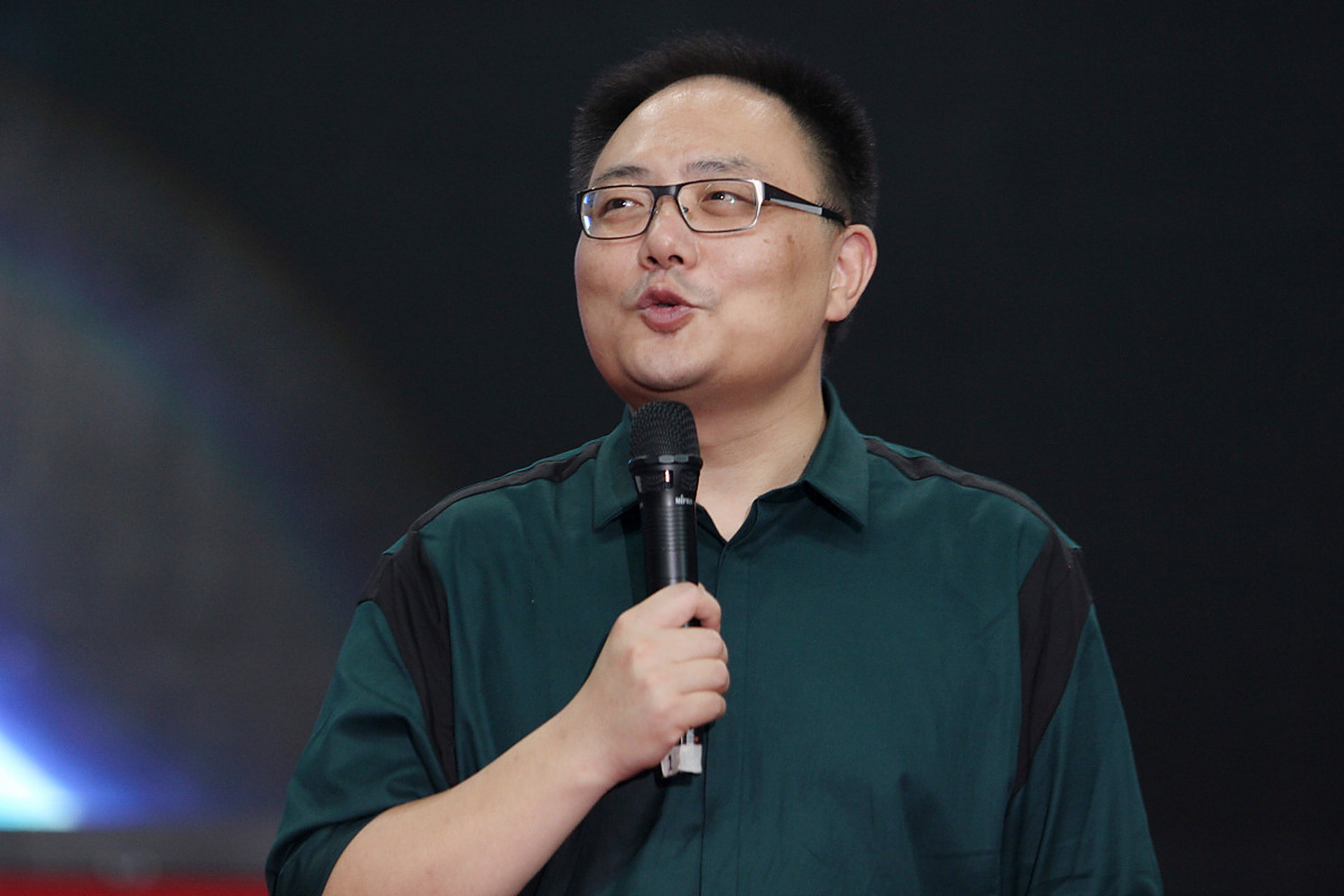 罗振宇,这位互联网时代的知名人物,以其独特的营销方式和对知识的重新