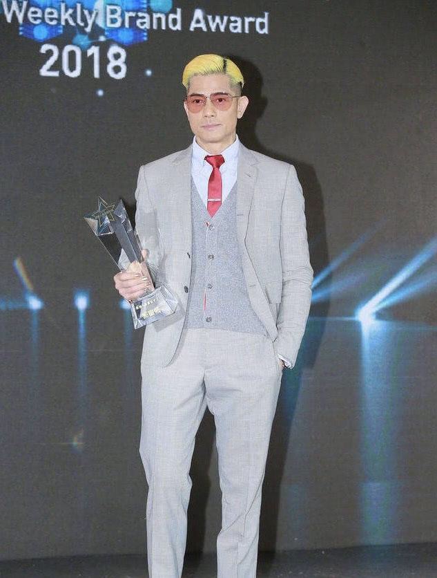 53岁郭富城现身领奖,染金发金指甲虽显活力却遭网友批"太妖"