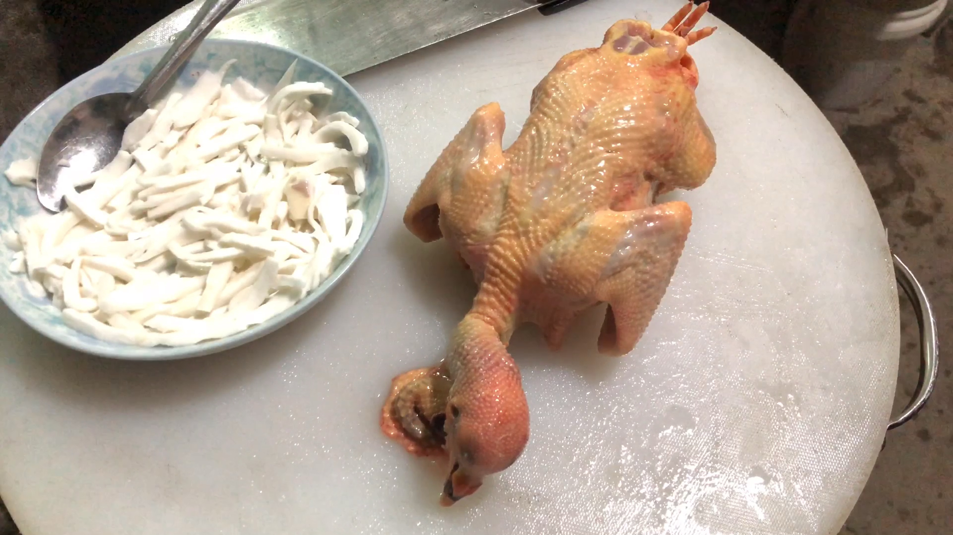 椰子鸽:今日买了椰子,抓了老鸽子,准备用椰子水,椰子肉炖鸽子