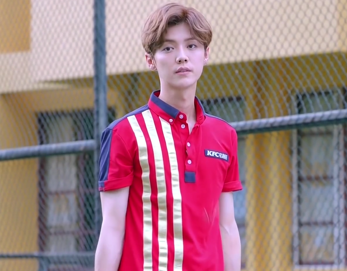 《甜蜜暴击》中鹿晗的6套衣服:第2套,鹿晗身穿黑色短袖搭配黑色裤子