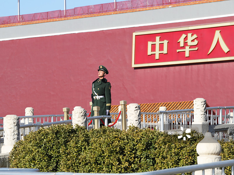 2018年12月4日,北京,解放军战士顶寒风在天安门广场站岗执勤.