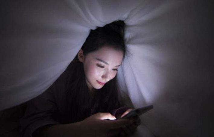 晚上躺着玩手机,最后会怎么样?这4种问题,不妨自测一下吧!