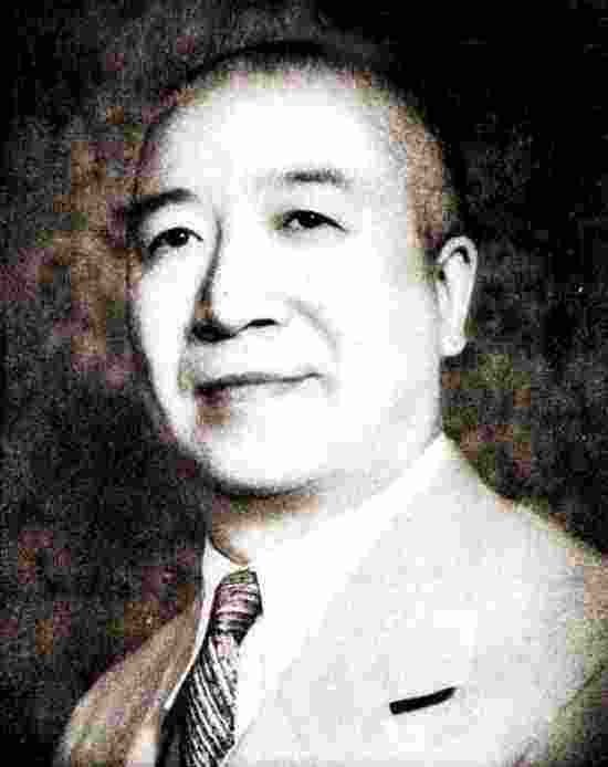 大汉奸有才华有相貌,独长一双猪眼,高人说他要挨枪子,结果很准