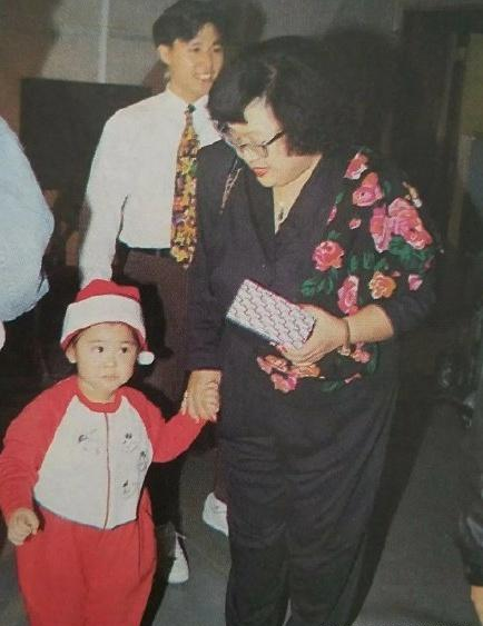 郑欣宜幼年圣诞照被曝光,很萌很可爱,四年后将继承母亲巨额遗产