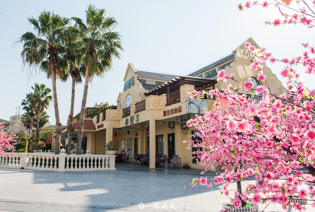 三亚亚龙湾有个洋气的百花谷,关公成为变形金刚引关注!