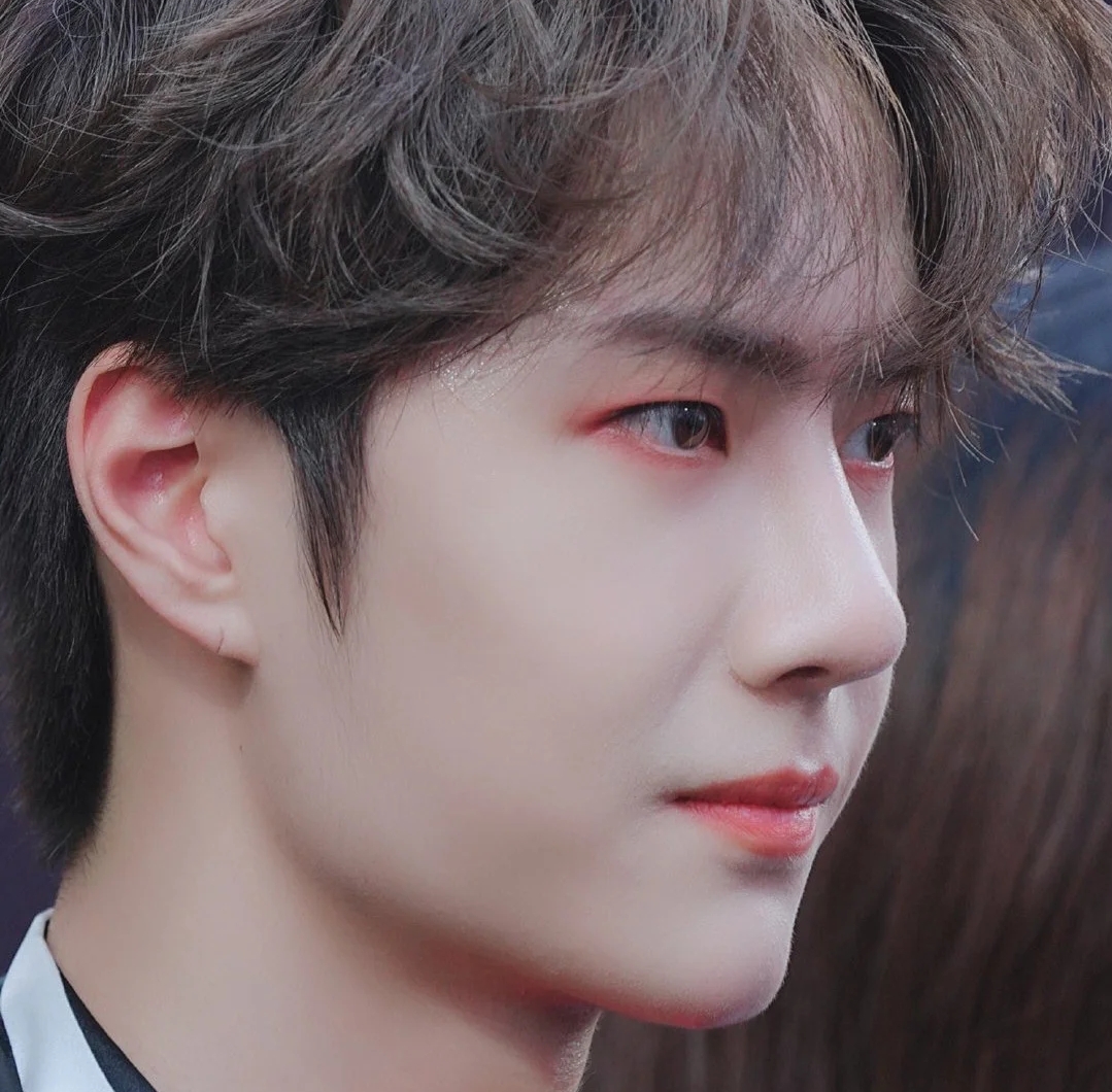 王一博玫瑰眼妆帅出新风格,不娘反而带点硬气,女生化也好漂亮!