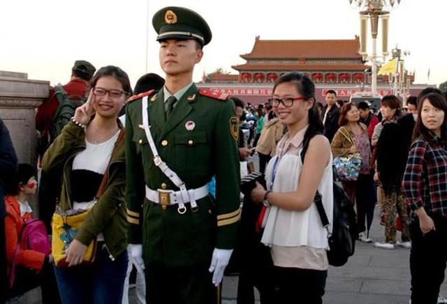 军队为何坚持让军人站岗,而不用监控,这不会造成人才浪费吗?