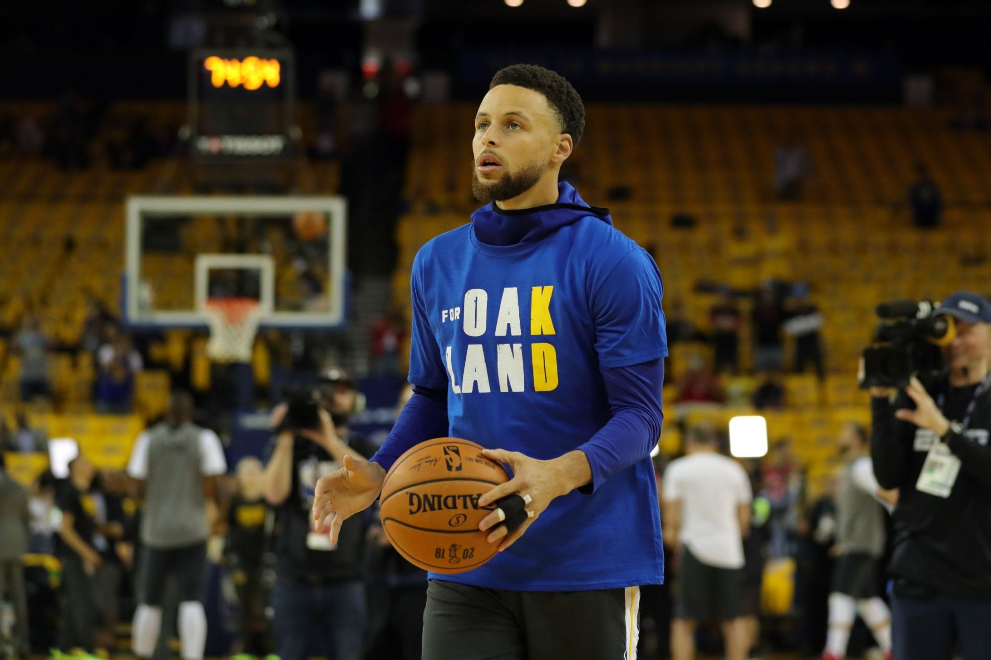 库里2019年季后赛三大感人瞬间,一次停驻,一次跟随和一个背影