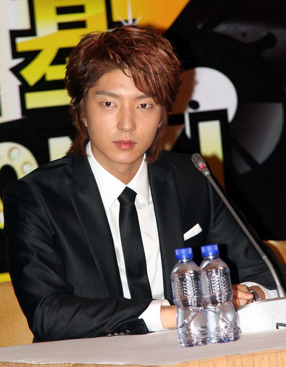 近日,41岁的韩国男星李准基在机场被网友偶遇,引发了热议.