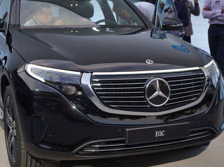 梅赛德斯 - 奔驰e220d的体验测评,内部宽敞,设计更为精致