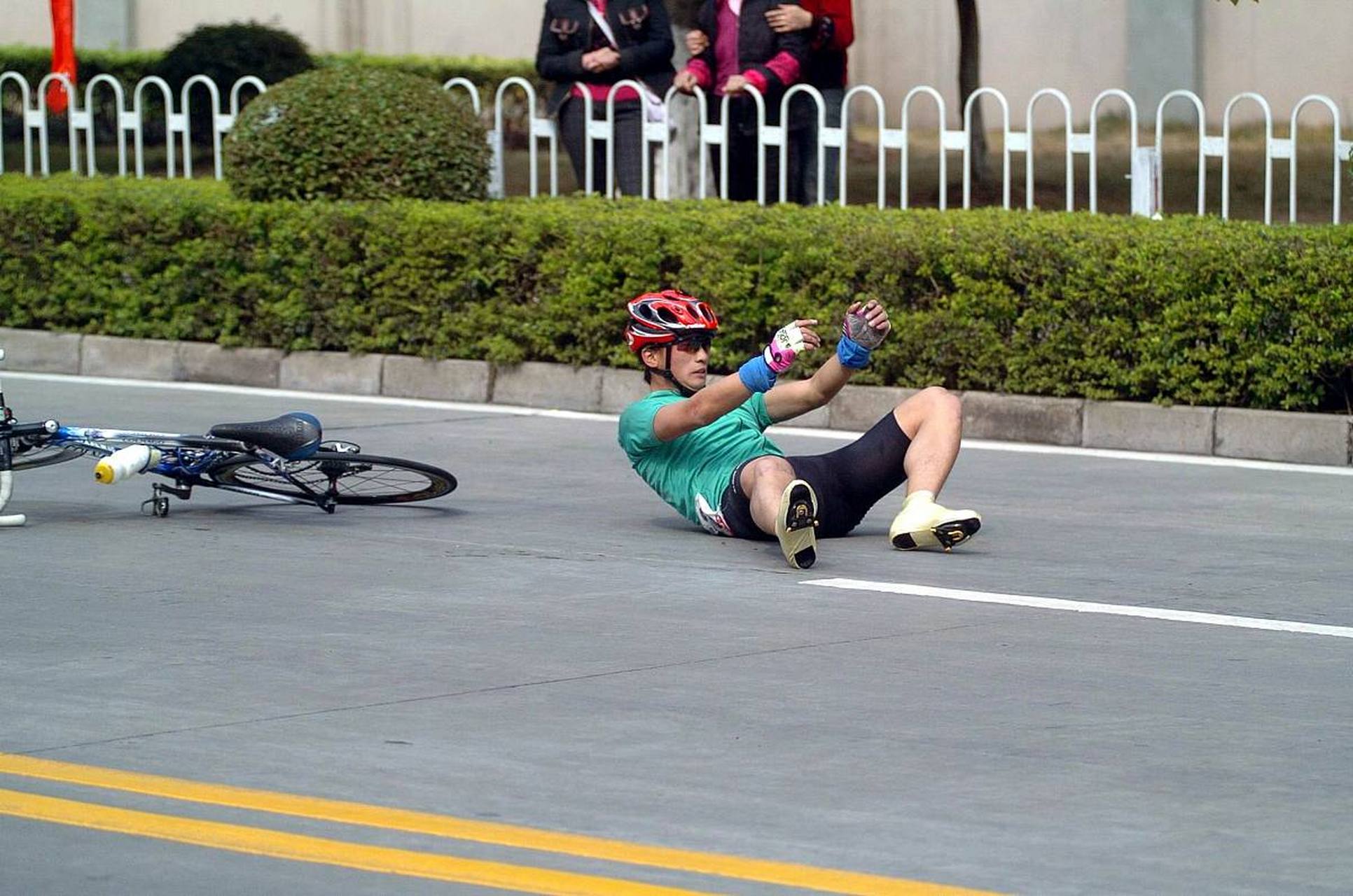 一名男子骑着电瓶车摔倒没人伸出援手,令人心惊.