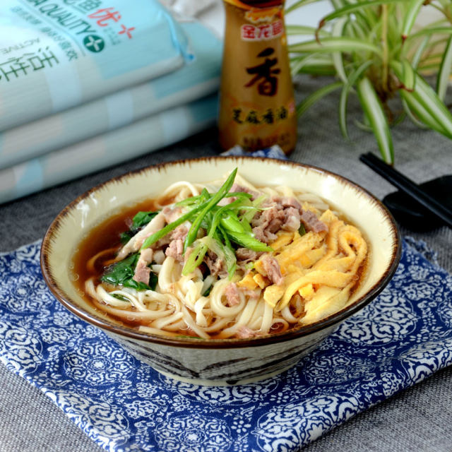 清汤肉丝面,鲜香的汤汁冒着热气,吃一口,满足的不仅仅是疲惫的身体