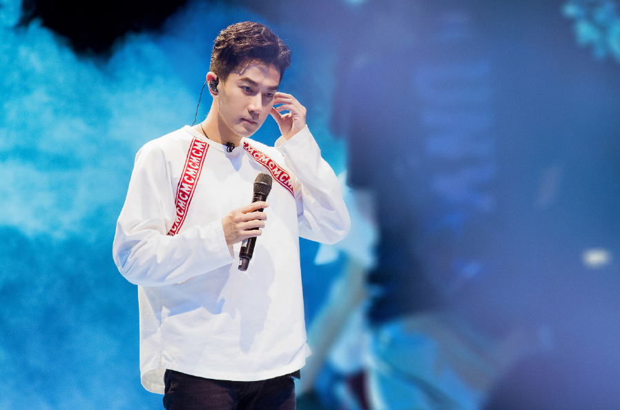 看到深情唱歌的刘恺威,瞬间就被这个男人圈粉了